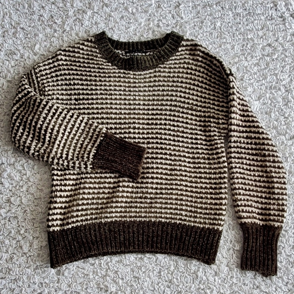 ARMY GREEN AND WHITE SWEATER.